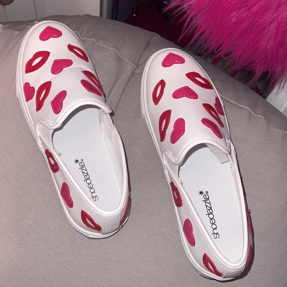 🆕 Hearts and Lips Slip on Shoes - Picture 2 of 5